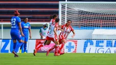 Jugadoras del Necaxa celebran gol ante Cruz Azul