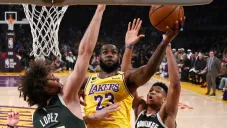 LeBron James busca anotar en un juego contra los Bucks