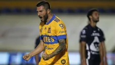 André-Pierre Gignac celebrando una de sus anotaciones