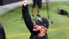 Video: Jon Gruden celebró en grande la victoria de sus Raiders
