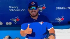 Alejandro Kirk en un entrenamiento con Blue Jays