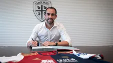 Diego Godín durante la firma de su contrato con Cagliari
