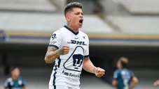 Juan Manuel Iturbe festeja un gol con los Pumas