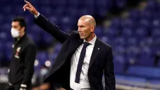 Zidane da indicaciones durante un duelo del Real Madrid