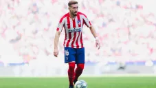Héctor Herrera durante un duelo con el Atlético de Madrid