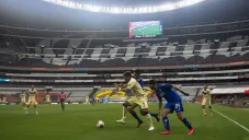 Jugadores de Cruz Azul y América en la disputa del balón