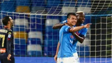 Hirving Lozano festejando un gol con sus compañeros