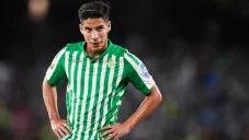 Diego Lainez durante un duelo con el Betis en España