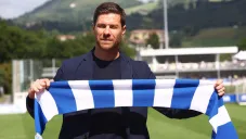 Xabi Alonso posa con una bufanda de la Real Sociedad