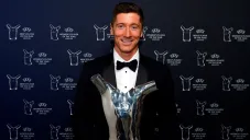Robert Lewandowski posa con el trofeo de la UEFA