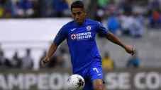 Luis Romo durante un duelo con Cruz Azul