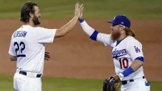 Clayton Kershaw y Justin Turner festejan triunfo