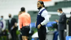 Juan Francisco Palencia da indicaciones a sus jugadores