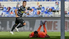 Lautaro Martínez anotando a Strakosha