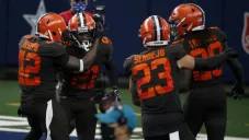 Jugadores de los Cleveland Browns celebran el triunfo ante Dallas