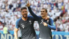 Griezmann y Giroud durante un duelo con Francia