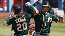 Jugadores de Oakland celebran un cuadrangular