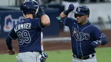 Jugadores de los Rays festejan una anotación