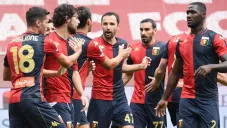 Jugadores del Genoa durante un duelo en la Serie A