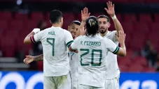 Jugadores mexicanos celebran gol vs Holanda