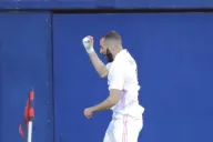Benzema festejando un gol con el Real Madrid