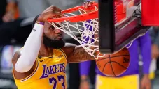LeBron James realiza una clavada con los Lakers