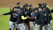 Jugadores de Atlanta Braves festejan el triunfo