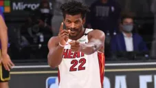 Jimmy Butler festeja una jugada ante los Lakers