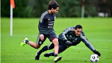 Diego Lainez y Rodolfo Cota, en una práctica del Tri