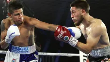 'Vaquero' Navarrete intercambia golpes con su rival