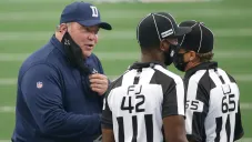 Mike McCarthy platica con los árbitros Jeff Triplette y Walt Coleman