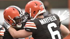 Rashard Higgins y Baker Mayfield celebran después de un touchdown