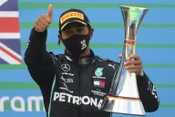 Lewis Hamilton festejando el triunfo en Nürburgring