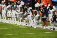 Jugadores de los Titans ante los Vikings