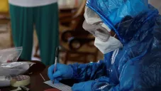 Profesional de la salud mientras llena un formulario de prueba para Covid-19