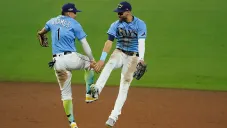 Jugadores de los Rays celebran la victoria