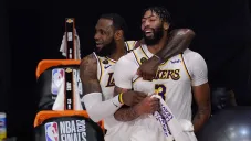 LeBron James y Anthony Davis festejan el título de Lakers