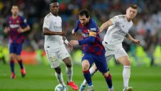 Messi y Toni Kroos durante el Clásico de España