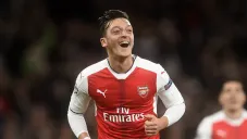 Özil en festejo con Arsenal