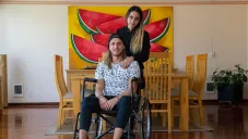 Toño García en su casa, en compañía de su pareja