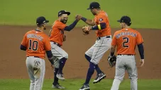 Jugadores de Astros festejan la victoria ante Rays
