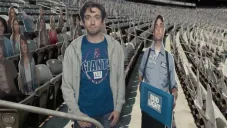 Afición de cartón en anuncio de Bud Light