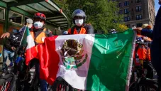 Repartidor con bandera de México