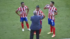 Víctor Vucetich da instrucciones a sus jugadores