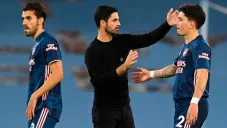 Mikel Arteta consolando a sus jugadores después de la derrota