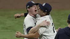 Peter Fairbanks celebra con Ji-Man Choi