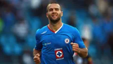 El Tito Villa festeja un gol con Cruz Azul