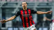 Zlatan Ibrahimovic festejando luego de anotar su segundo gol