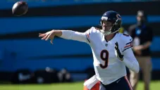 Nick Foles luego de lanzar un pase ante Chicago