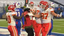 Kelce festeja uno de sus touchdowns contra Bills